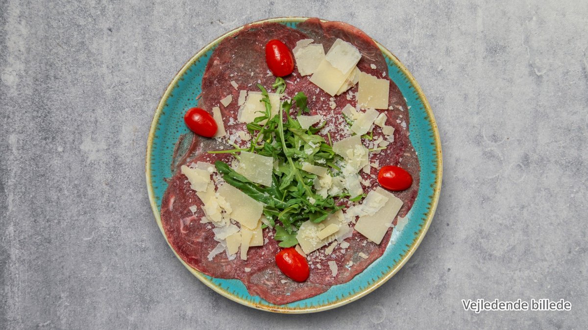 Carpaccio di bresaola – Tynde skiver af kalvekød, olivenolie, rucola og parmesan.