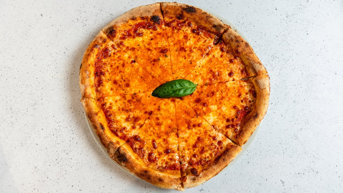Pizza Margarita – Tomato sauce, mozzarella, basil