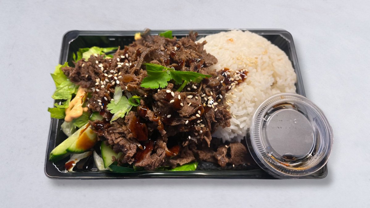 Yakiniku – Strimlad entrecôte, sötsoyasås och sesamfrö. Serveras med sa...