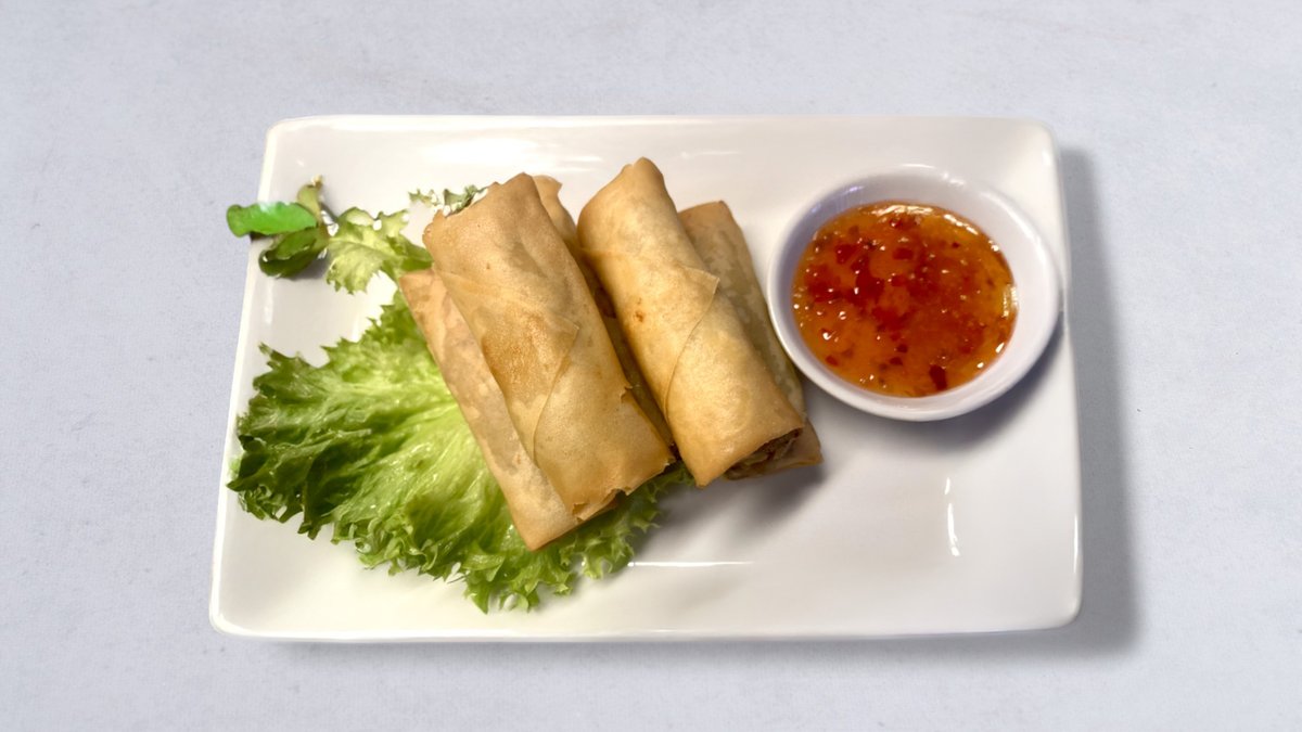 Vegetariska Vårrullar (6 St) – Blandade grönsaker. Serveras med salad och sweetchilisås