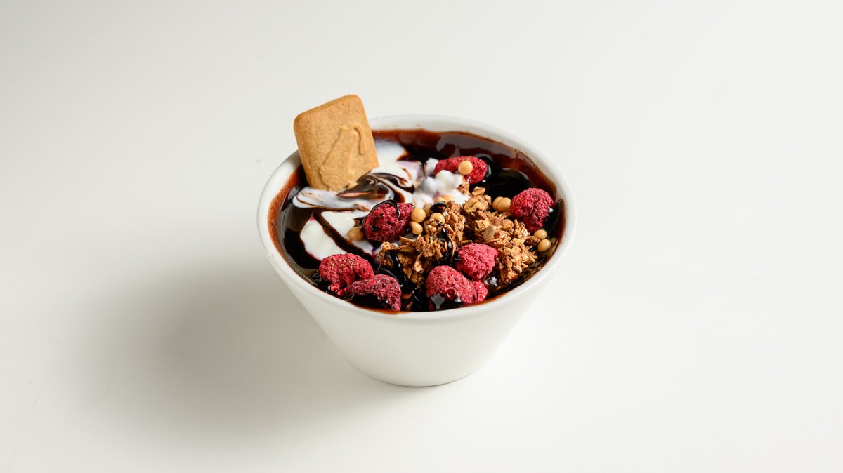Choco Delight – Greek yogurt, granola, choco chips, nutella, julius meinl ca...