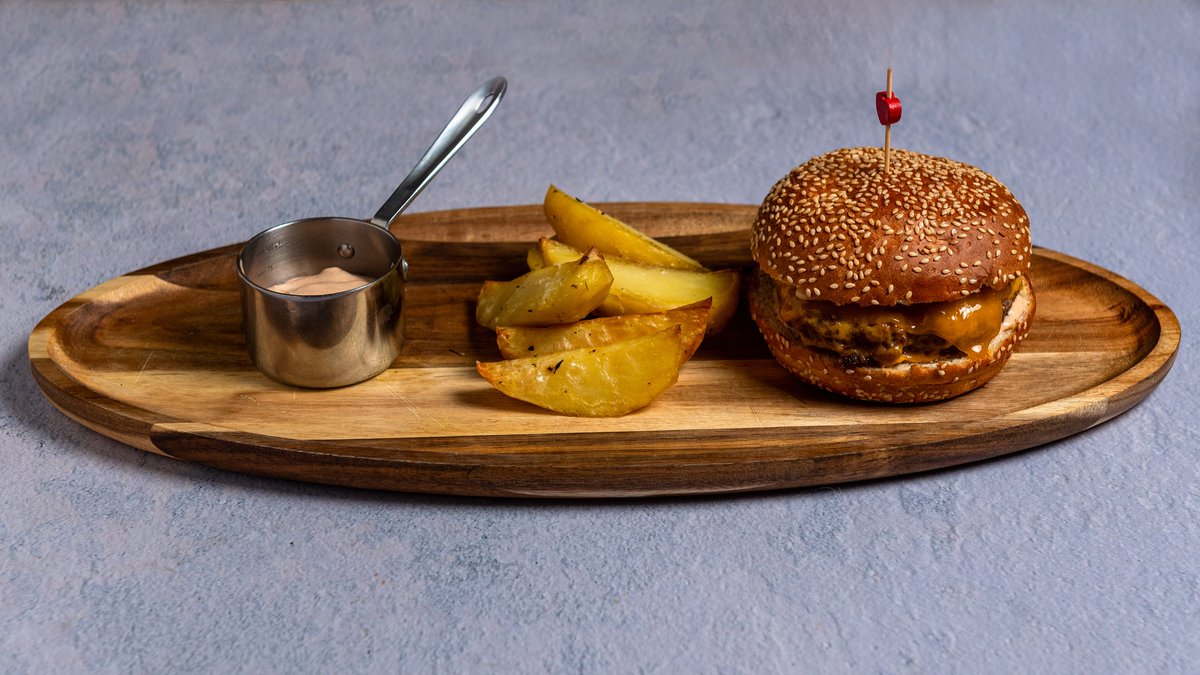 Classic Burger – Meatballs, cheddar cheese, green sauce, mayonnaise