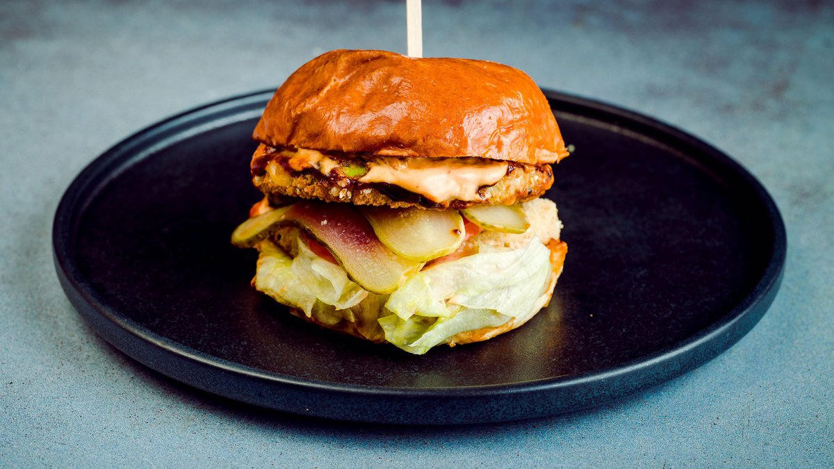 Veģetārais burgers ar edamame - avokado plāceni