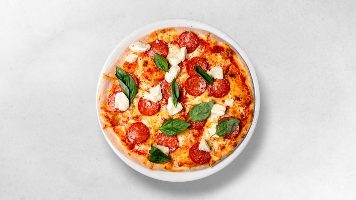 Pizza Bufalina 🌶 – Buffalo mozzarella, basil, spicy salami