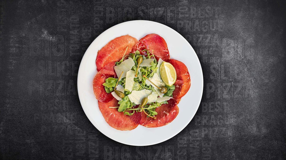 Salát Carpaccio – Sušená hovězí bresaola, rucola, olivový olej e.v., plody kap...