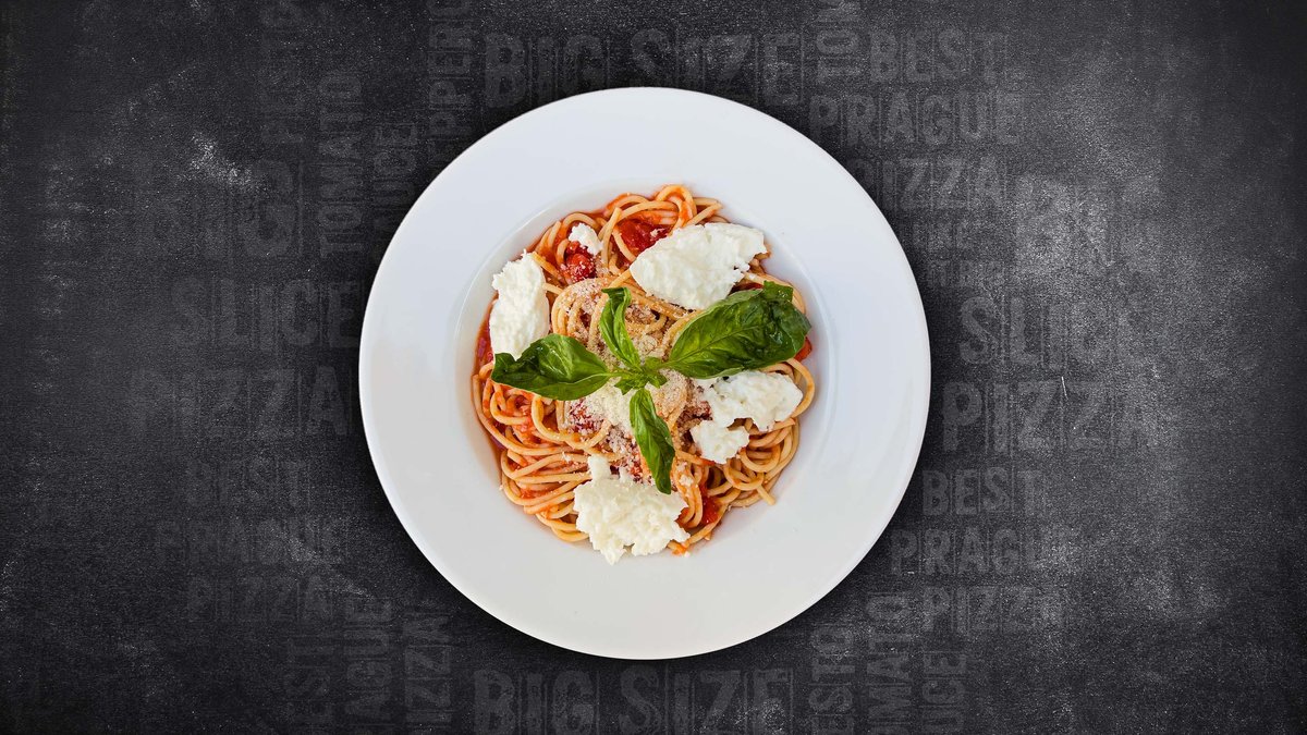 Spaghetti rajčatové s bůvolí mozzarellou – Spaghetti s rajčaty San Marzano, bůvolí mozzarellou D.O.P, o...