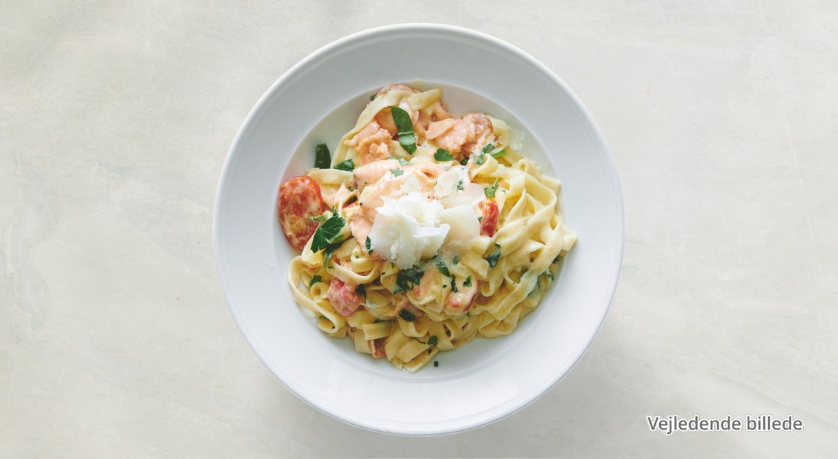 Fettuccine al Salmone – Båndspaghetti med røget laks og flødesauce.
