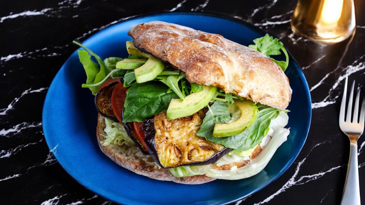 Ftira Aubergine & Halloumi Rucola – Vegeterian ftira with aubergine, halloumi and rucola