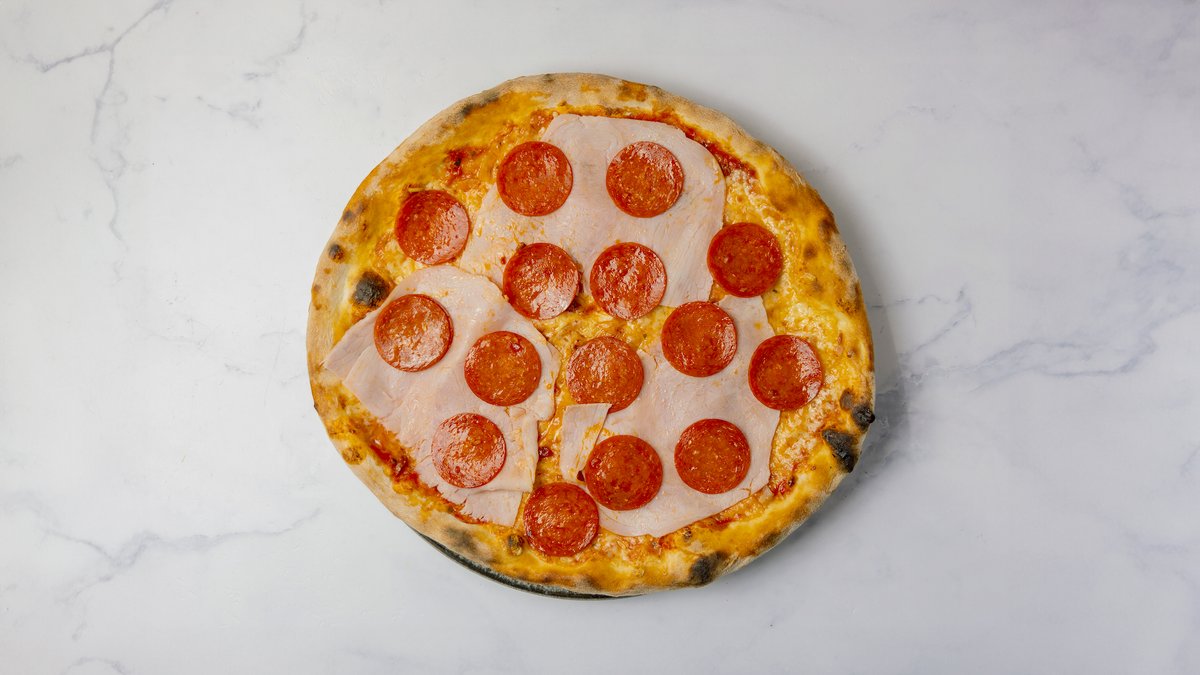 17. La Pazza – Tomatsauce, ost, Italiensk skinke og pepperoni.