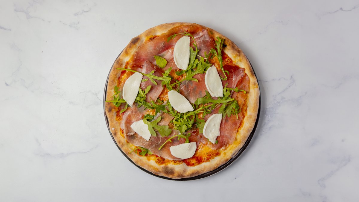 21. Parma Mozzerella – Tomatsauce, ost, parmaskinke, rucola og mozzarella.