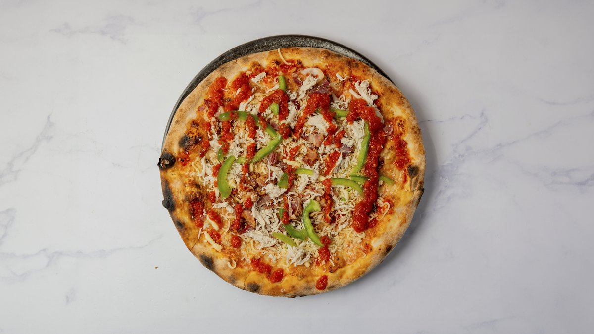 32. Dolche – Tomatsauce, ost, kylling, bacon, peberfrugt og chilisauce.