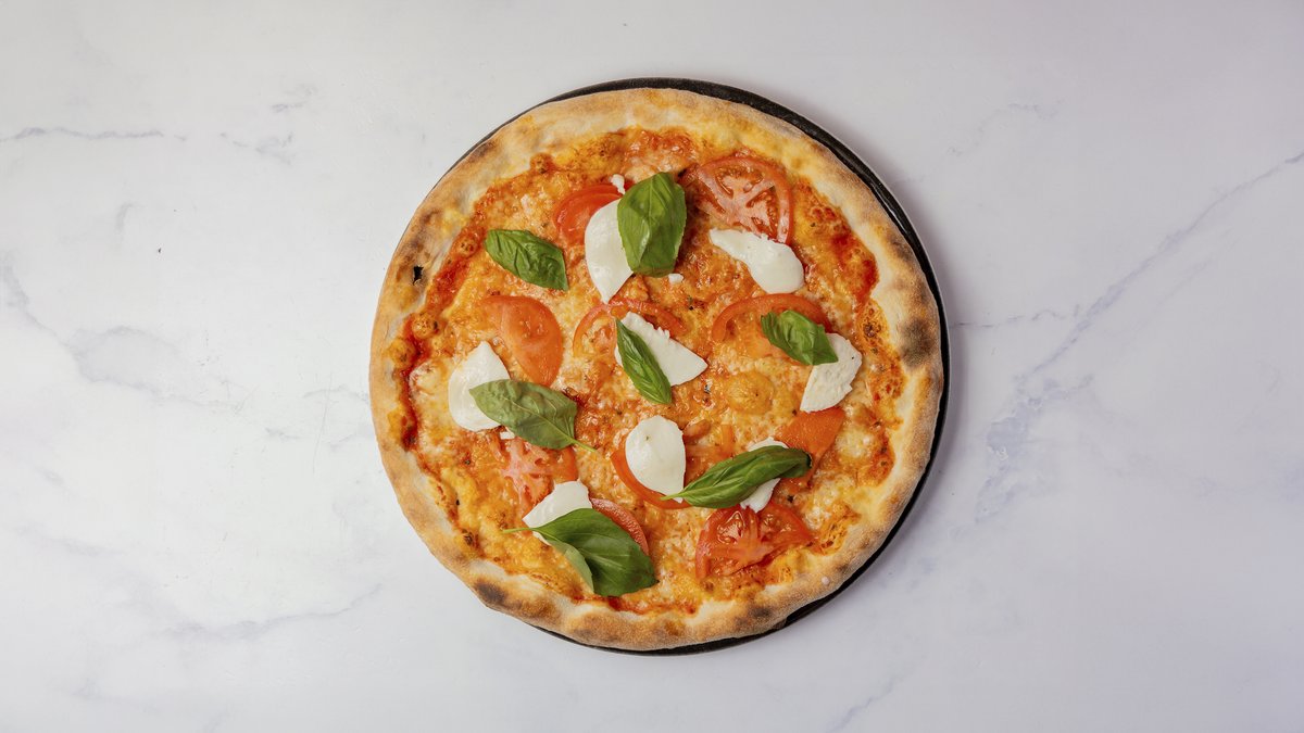 36. Primavera – Tomatsauce, ost, tomat, frisk mozzarella og frisk basilikum.