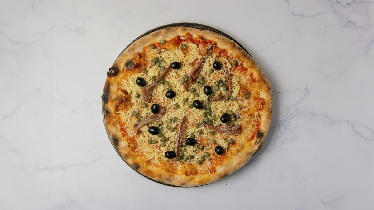 37. Napoletana – Tomatsauce, ost, ansjoser, kapers og oliven.