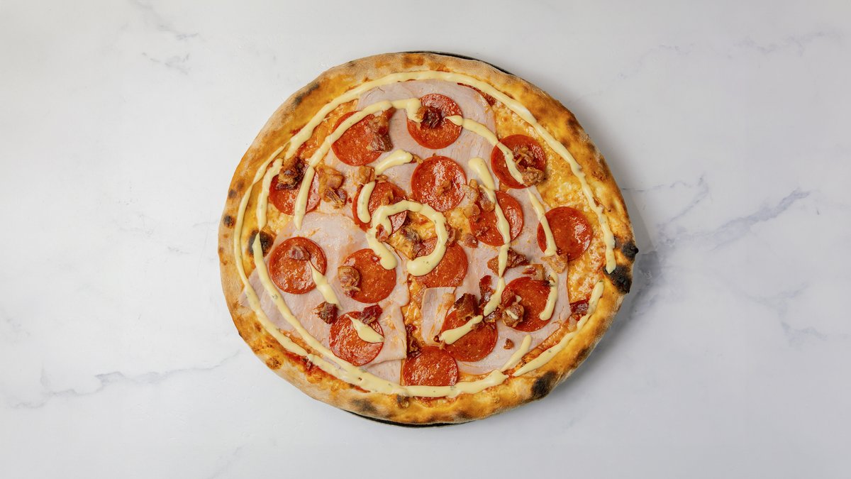 39. Dansk – Tomatsauce, ost, bacon, skinke, pepperoni og bearnaisesauce.