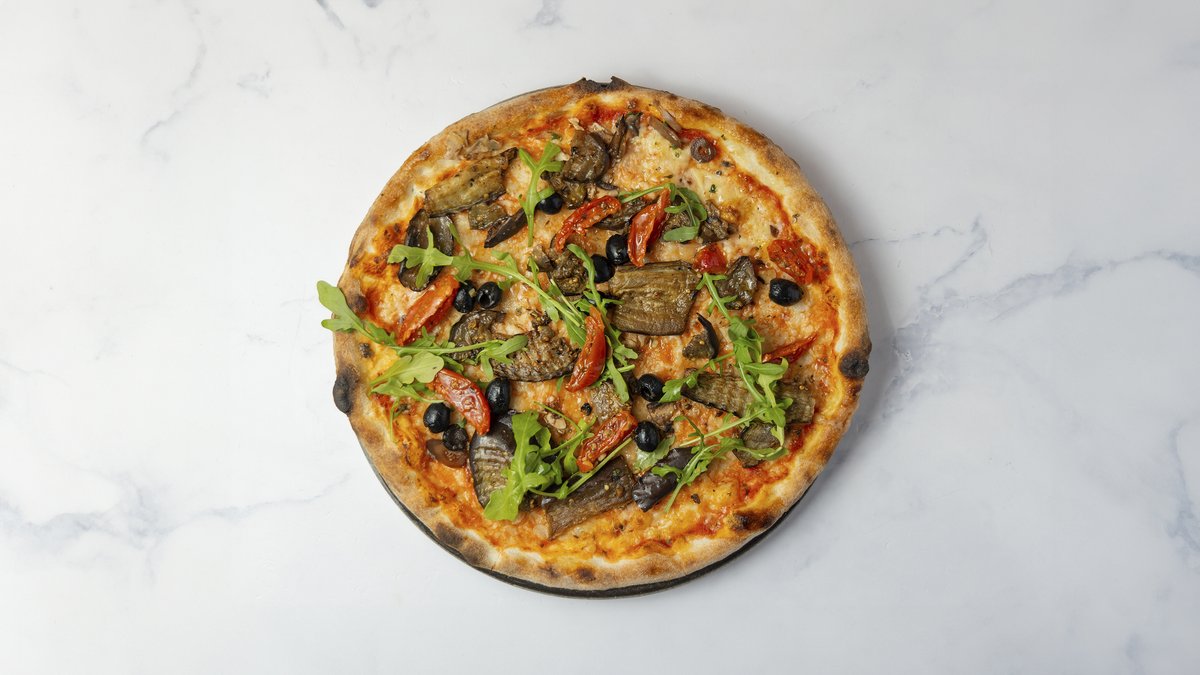 V1. Vegan Rocket – Tomatsauce, vegansk ost, grillet aubergine, oliven, rucola o...