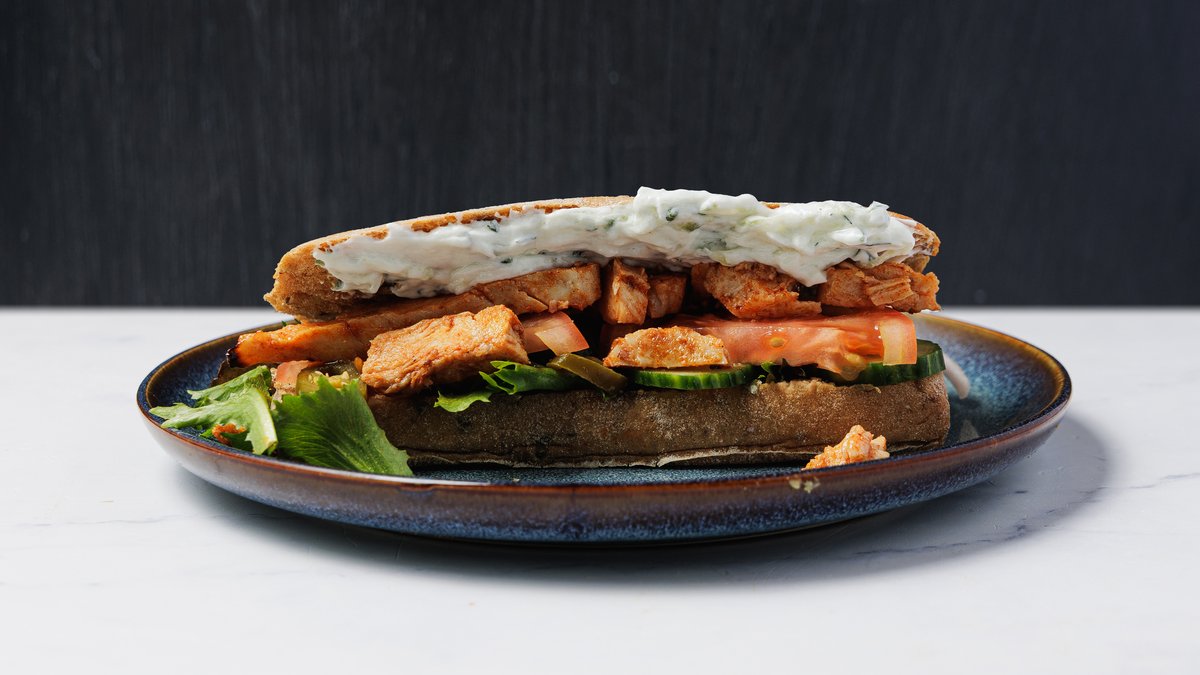 Den Græske Sandwich – Med kylling, sandwichcreme, salat, stegt tomat med mozzarell...