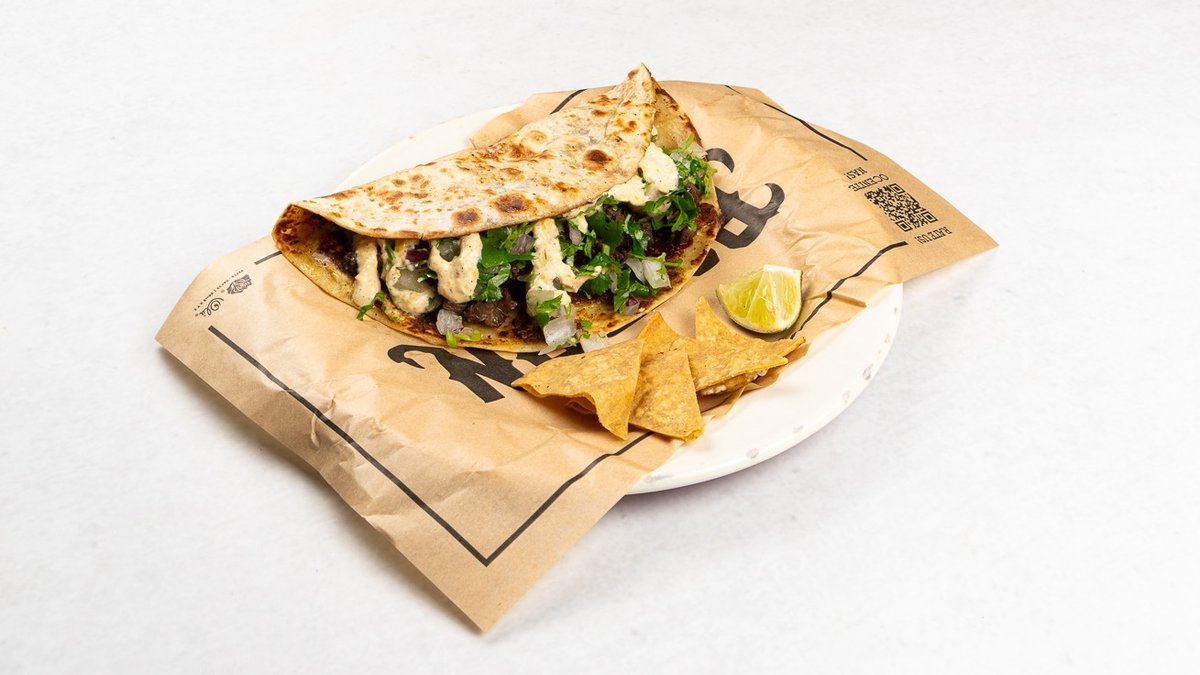 Quesadilla Carnitas – Mehka pšenična tortilja, koruzna aioli omaka, topljeni sir m...