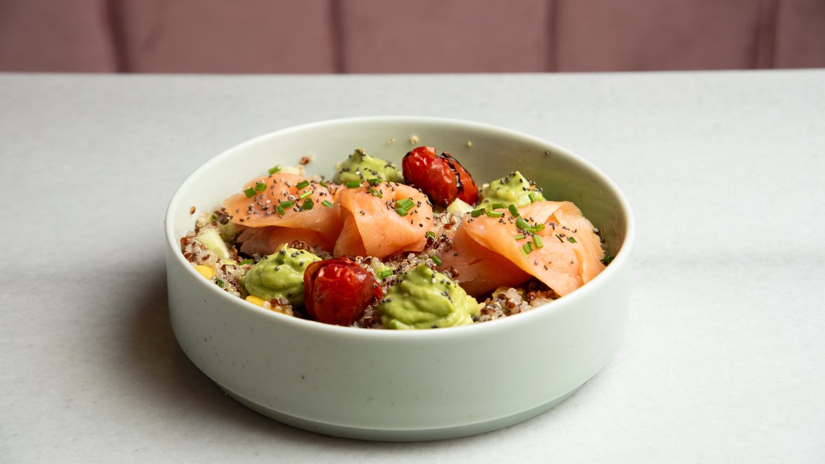 Quinoa Salad – Πολύχρωμη κινόα, ντοματίνια, αγγούρι, αβοκάντο, μάνγκο, φρέσ...