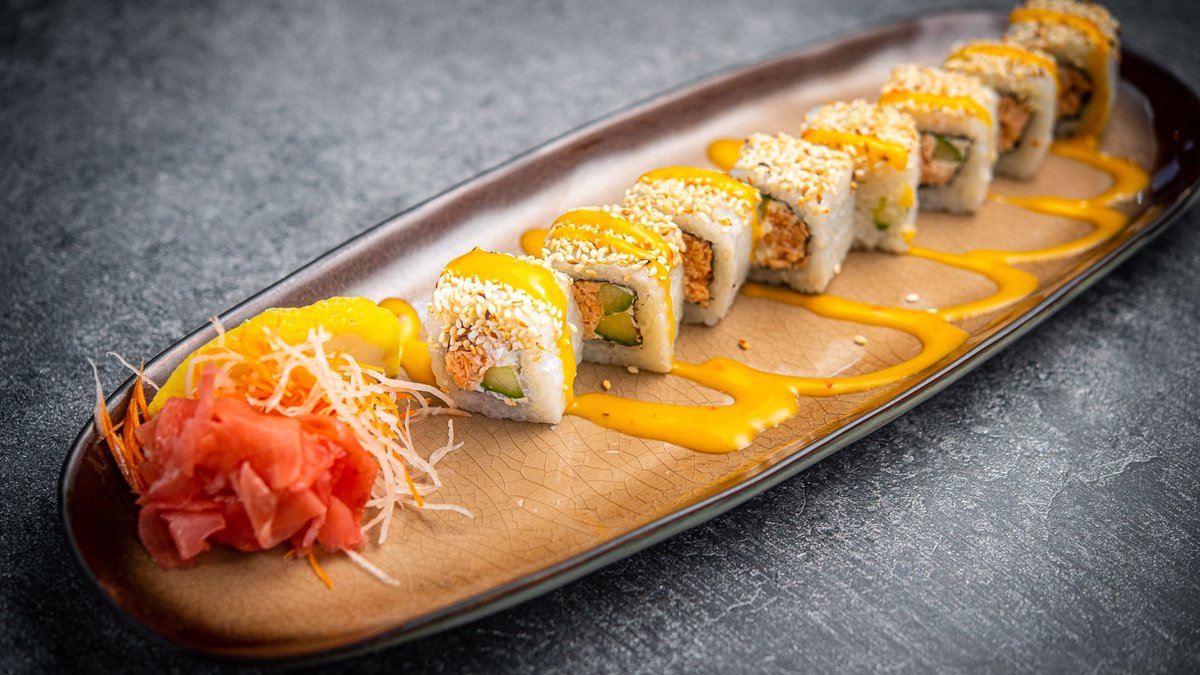 Alaksha maki 8tk – cheese, cucumber, cooked salmon and coated with seasme seeds