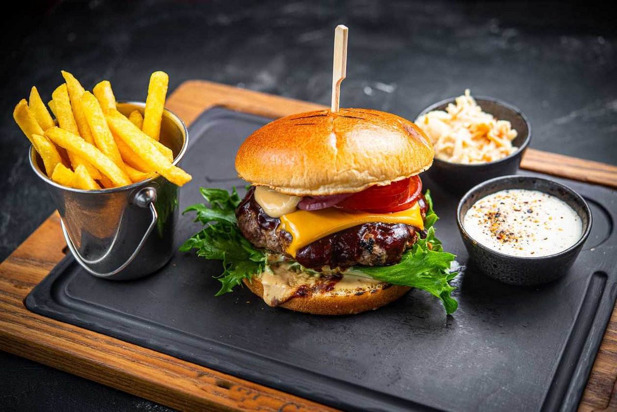 Juustuburger grillitud veisepihvi, sibula ja seentega – Kukkel, 100 % veisepihv, cheddari juust, frillice, salati-mi...