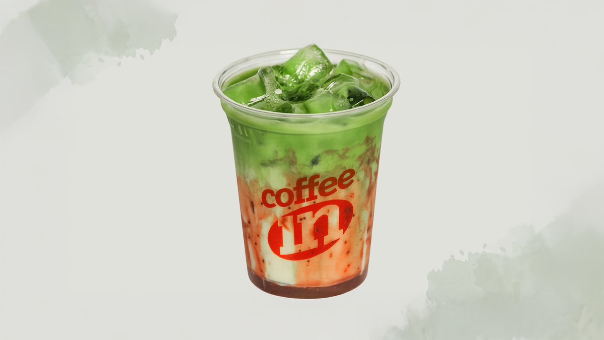 Iced Strawberry Matcha (300ml) – Jahutav maasikamaitseline rohelise tee piimajook. See koosne...