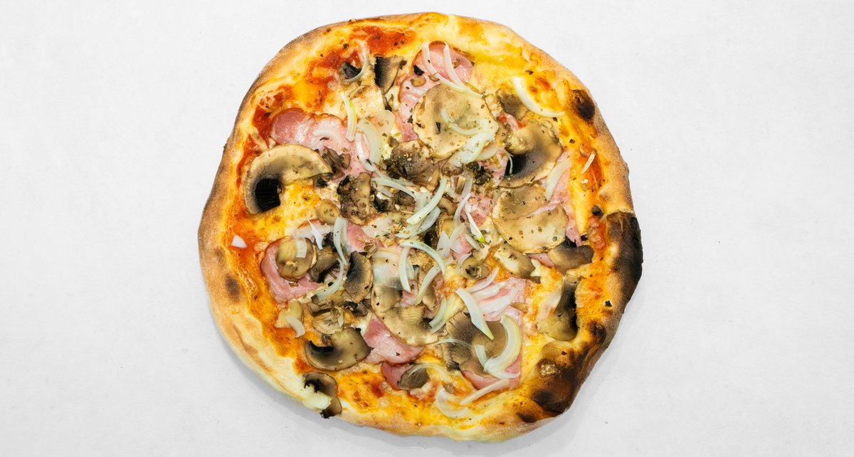 Pizza Rimini 32cm. – Sos pomidorowy, ser, boczek, pieczarki, cebula, oregano.
Zdj...