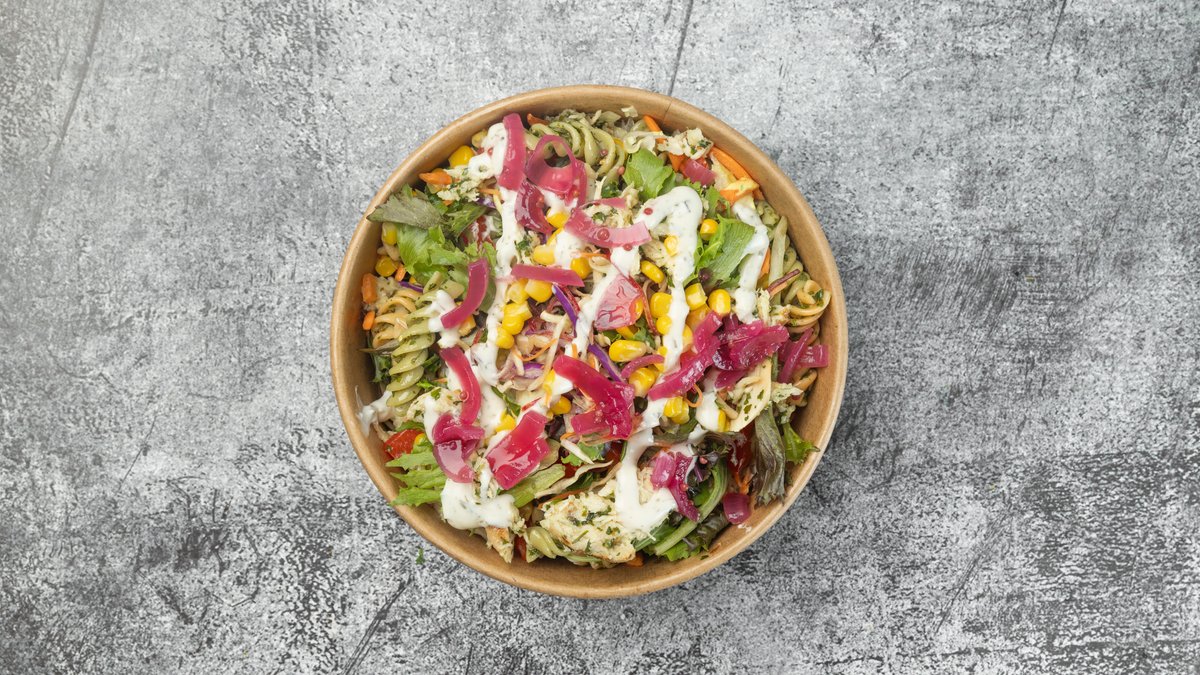 Pastasalat med kylling – Pasta, kylling, majs, gulerod, iceberg og creme fraiche dres...