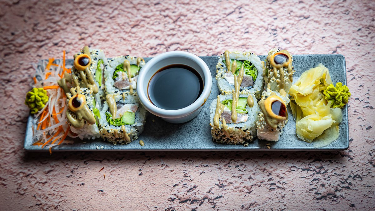 2.Spicy tuna rolls  8tk – Fresh tuna mixed with spicy mayo, wrapped in rice and seawee...