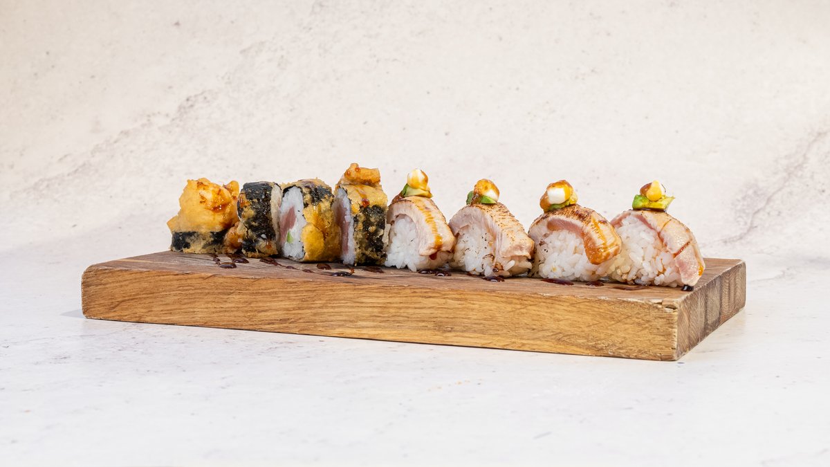 Flamberad Tuna – 6 st tuna nigiri, 6 st friterad hel tuna roll, chilimajonnäs...