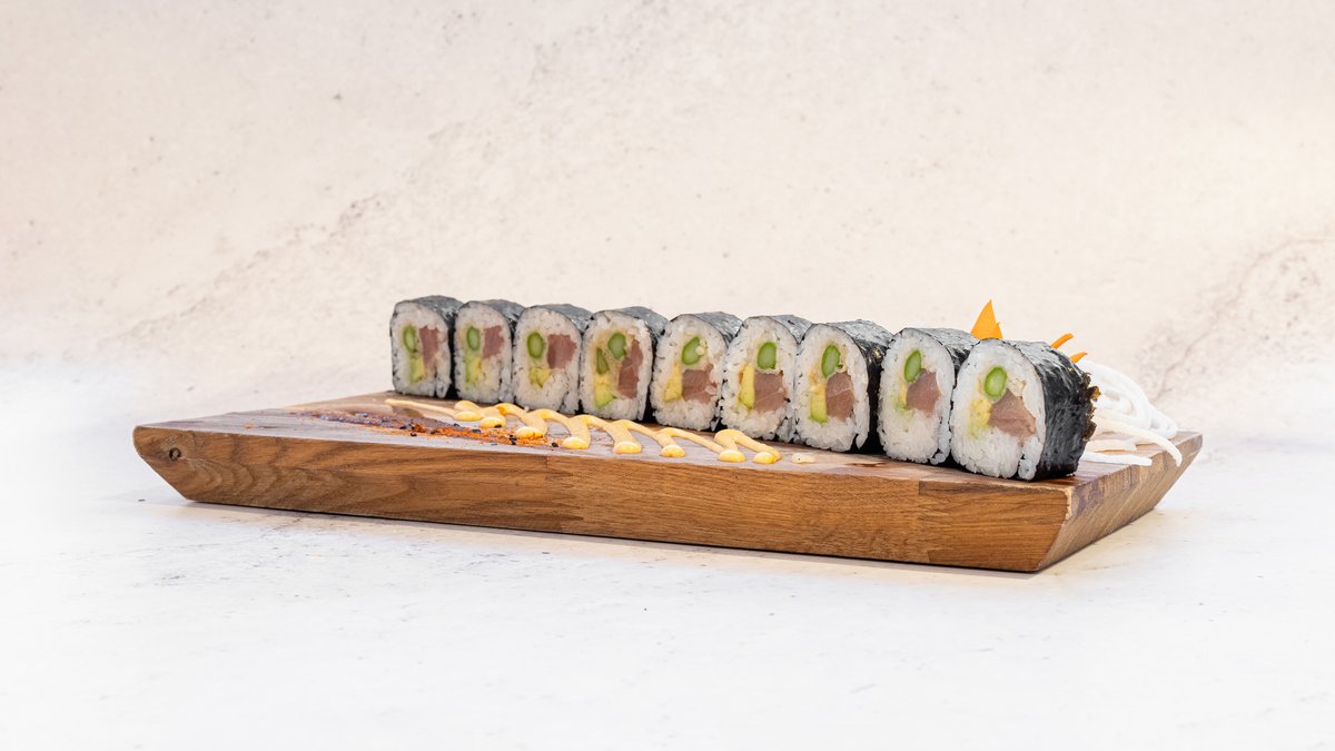 Amsterdam Fusion Roll – Friterad sparris, avokado, sesammayo, tuna och teriyaki.