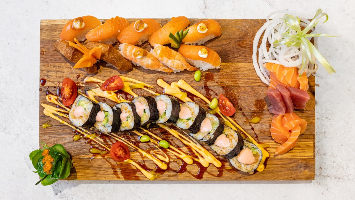Nigiri, sashimi,maki moriwase 32mix – Sashimi mixed lax, tuna, 10 mixad nigiri,1 tempura friterad...