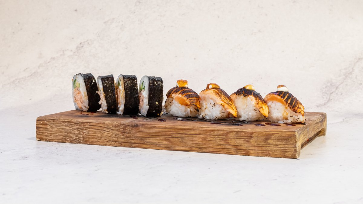 Flamberad Lax – 6 st lax nigiri, 6 st grillad lax futomaki, chilimajonnäs oc...