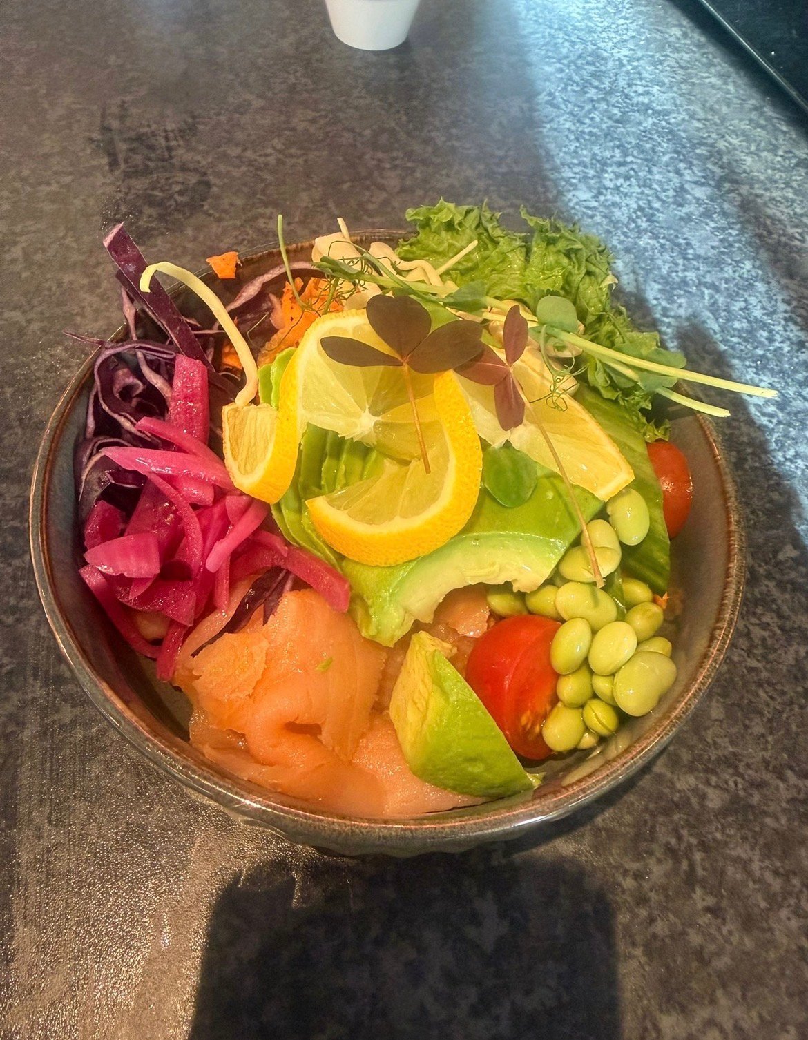 Salmon bowl – Bowl med hjemmelavet couscous, røget laks, edamammebønner, s...