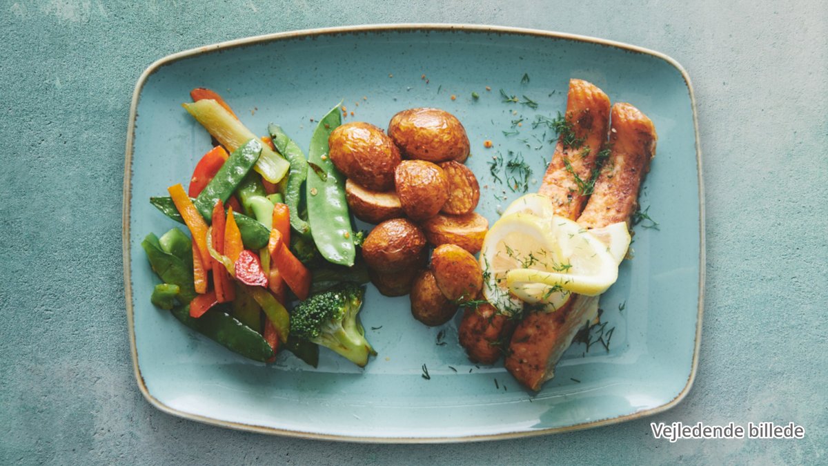 Grillet laks – Grillet laksefilet serveret med kartofler, tzatziki, salat o...