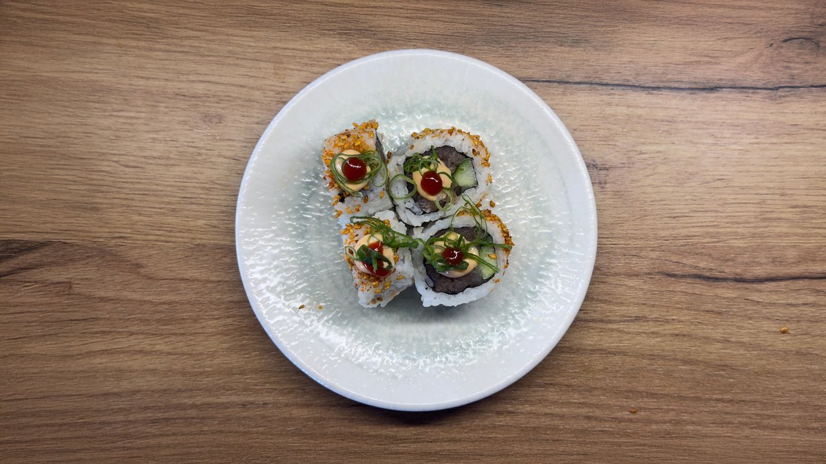 Uramaki Spicy Maguro (8 stk) – Tun med stærk sauce og agurk. Toppet med sesame.