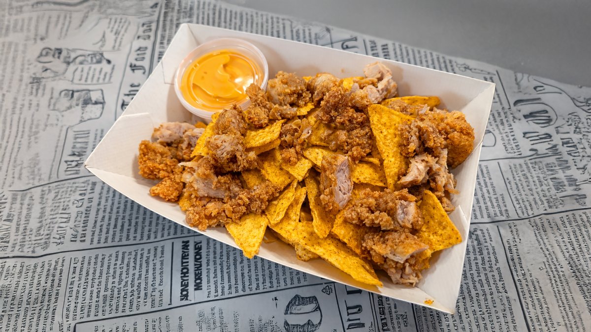 Chicken nachos – Nachos with chicken and a choice of sauce