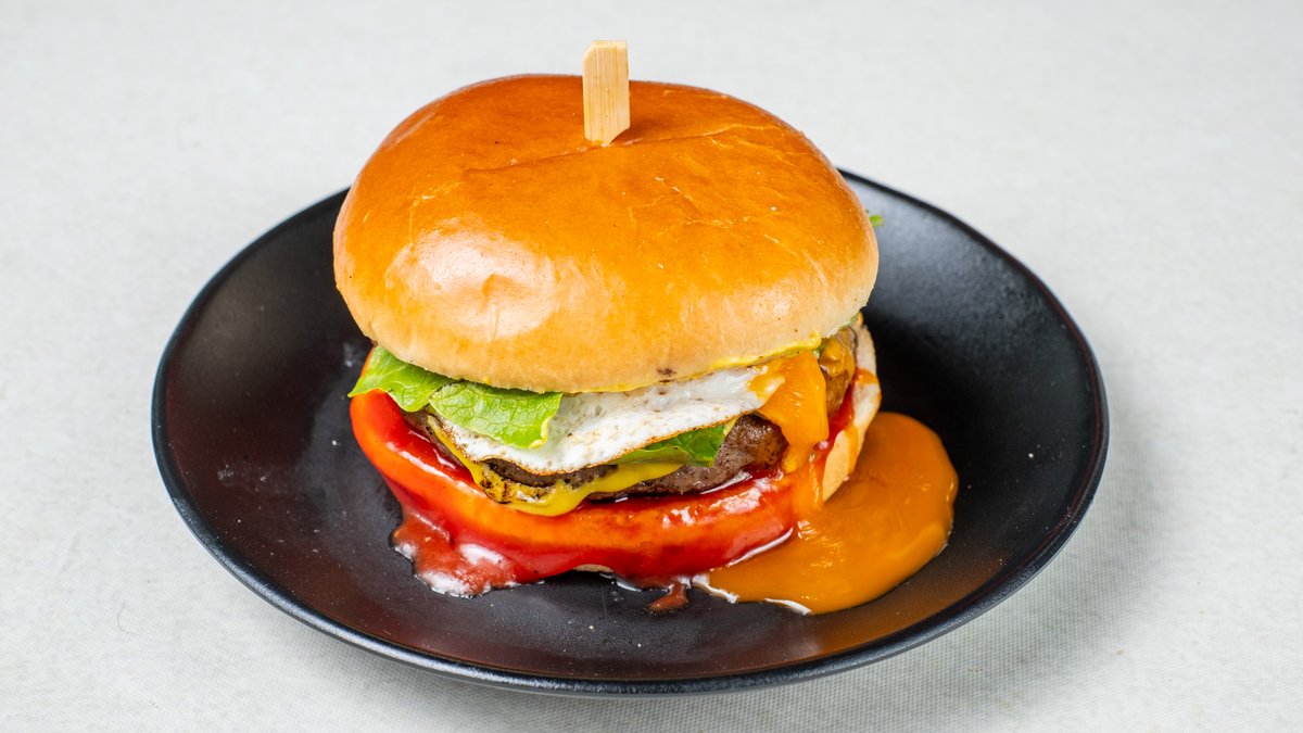 Big Pun Burger – Με μοσχαρίσιο μπιφτέκι 100%, διπλό cheddar, bacon, iceberg,...