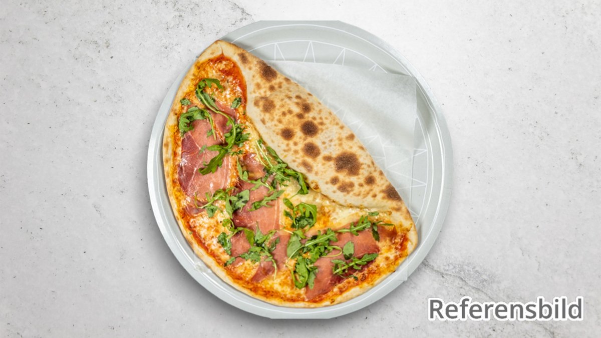 Mezza Luna Halvinbakad – Halvinbakad. Tomatsås, mozzarella, kokt skinka, parmaskinka,...