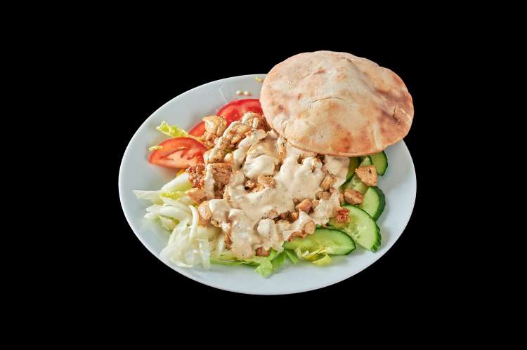 46. Kyllingsalat – Salat, tomat, agurk, mais, paprika, løk, kylling,
brød og k...