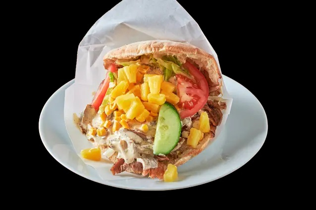 38. Hawaii kebab – Hjemmebakt brød, salat, løk, tomat, agurk,
ananas, mais, ke...