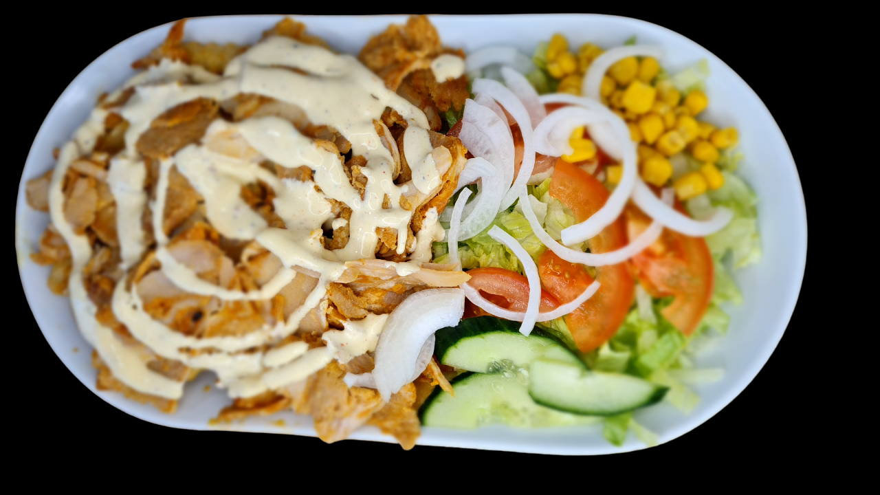 43. Kyllingtallerken – Salat, løk, tomat, agurk, pommes frites, kylling, mais,
fer...