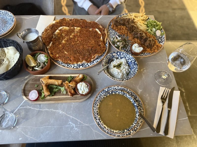 Meze Y Más
